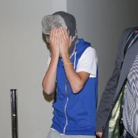 Justin Bieber joue les timides à LAX (PHOTOS)