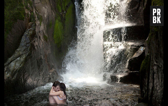 Twilight 4, le couple sous la cascade