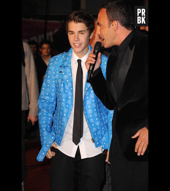 Justin Bieber et Nikos Aliagas sur le tapis rouge