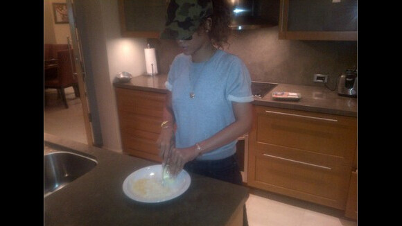 Rihanna en mode cordon bleu : ce soir, c'est Riri qui cuisine ! (PHOTO)
