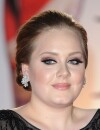 Adele, sobre et classe dans sa robe noire à empiècements
