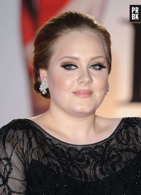 Adele, sobre et classe dans sa robe noire à empiècements