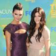 Kendall Jenner avec sa soeur Kylie sur le tapis rouge 