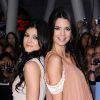 Kendall Jenner (à droite) prend la pause avec sa petite soeur Kylie