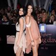 Kendall Jenner (à droite) prend la pause avec sa petite soeur Kylie 