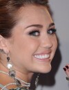 Miley a le mot LOVE tatoué sur l'oreille