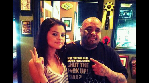 Selena Gomez copie Miley Cyrus : découvrez son premier tatouage ! (PHOTO)