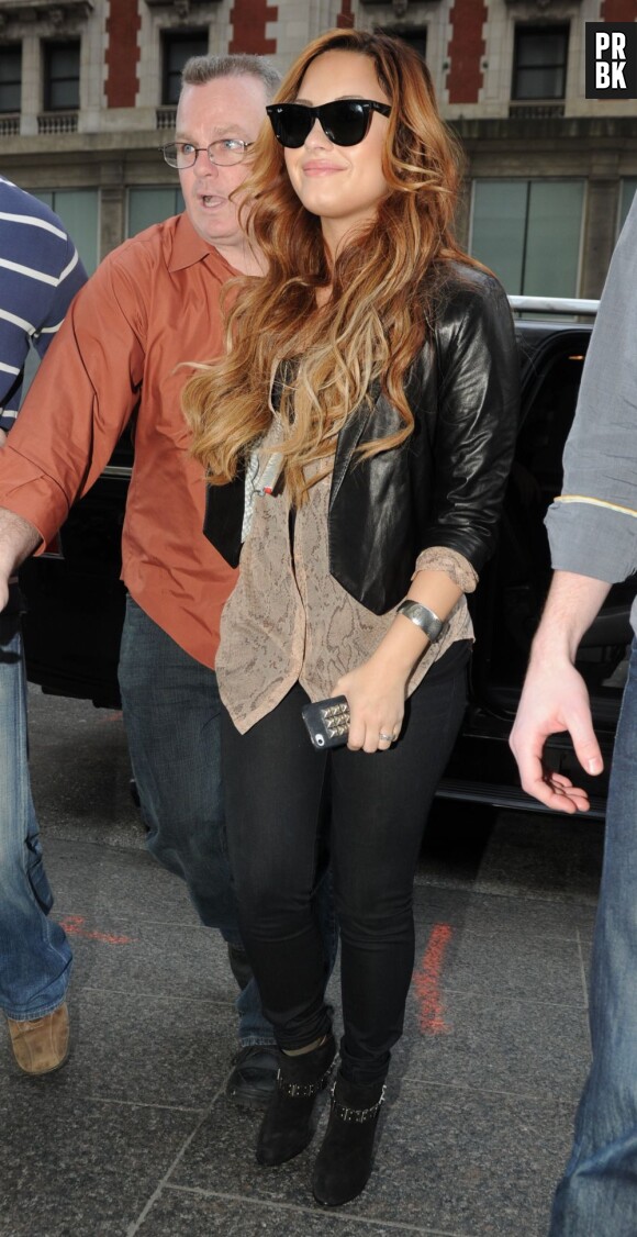 Demi Lovato garde souvent ses lunettes de soleil