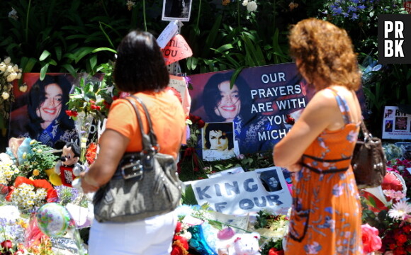 Des fans devant la dernière maison de Michael Jackson