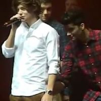 One Direction : Harry Styles se fait pincer les fesses par ses potes ! (VIDEO)