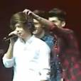 Harry Styles se fait décoiffer par Zayn Malik des One Direction durant un concert