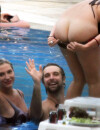 Kesha montre ses fesses à la piscine