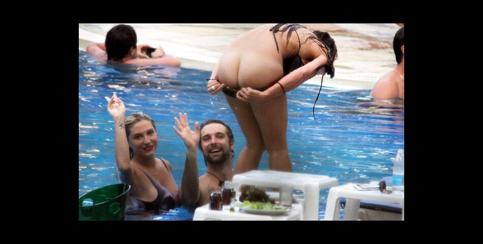 Kesha montre ses fesses à la piscine