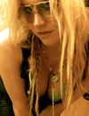 Kesha montre sa poitrine ouh la la