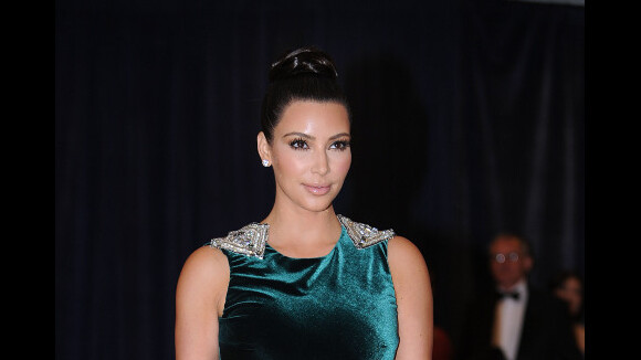 Kim Kardashian : elle s'en prend pleins les dents à une soirée, merci Obama !