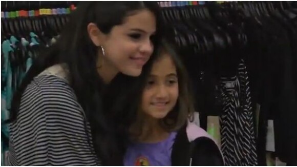 Selena Gomez : trop généreuse avec ses fans en shopping (VIDEO)