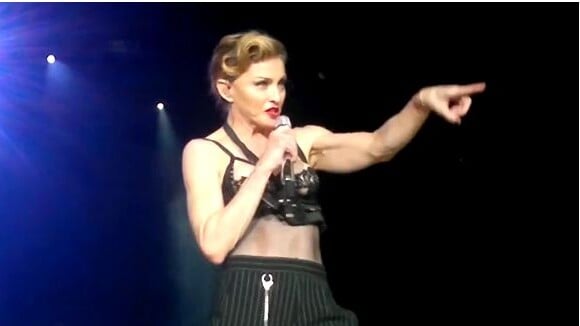 Madonna montre un sein en plein concert ! Oops (VIDEO)