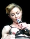 Madonna exhibe son téton !