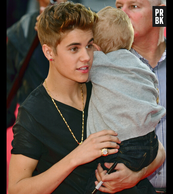 Justin Bieber a foulé le tapis rouge des MuchMusic Awards avec son petit frère