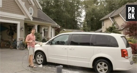 Il lave sa voiture comme tout le monde !