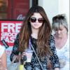 Selena Gomez change de tenue pour passer l'après-midi avec ses copines