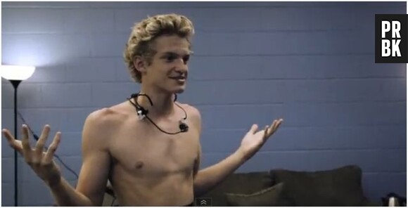 Cody Simpson torse nu dans son nouveau clip