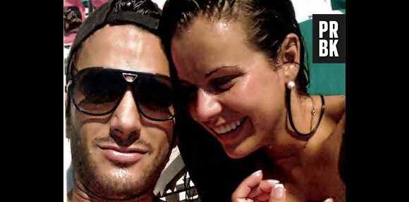 Thomas n'a pas oublié sa chérie qui l'attend à l'extérieur !