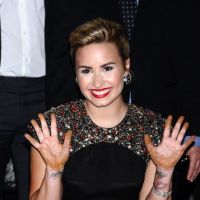 Demi Lovato à quatre pattes ... pour laisser ses empreintes à Hollywood (PHOTOS)