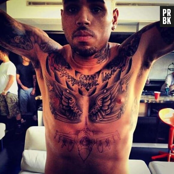 Chris Brown nous présente son nouveau tatouage