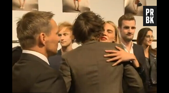 Harry Styles embrasse Cara pour la féliciter !