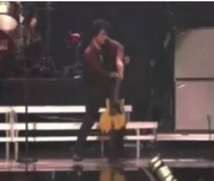 Billie Joe Armstrong détruit sa guitare !