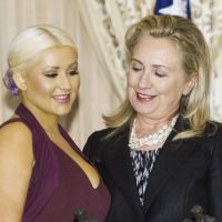 Christina Aguilera : Hillary Clinton matte ses seins (PHOTO)
