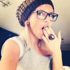 Amélie Neten (Secret Story) : Coup de gueule sur Twitter... pour des lunettes ! (PHOTO)