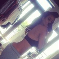 Kim Kardashian : sexy en jogging/soutif' sur Twitter ! (PHOTO)