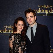 Kristen Stewart : combi sexy et jean/baskets, mélange de styles pour l&#039;avant-première de Twilight à Londres (PHOTOS)