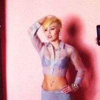 Miley Cyrus : dans les coulisses de son photoshoot sexy pour Cosmopolitan ! (PHOTOS)