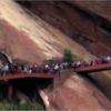 Jason Mraz : Des fans fidèles traversent le pont pour rejoindre l'Amphtéâtre