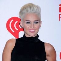 Miley Cyrus : sexy et trash pour son retour sur scène ! (VIDEO)