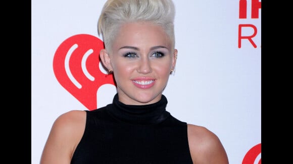 Miley Cyrus : sexy et trash pour son retour sur scène ! (VIDEO)