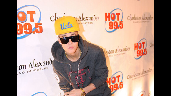 Justin Bieber et Austin Mahone : look quasi-identique sur le tapis rouge (PHOTOS)