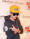 Justin Bieber pose avec le signe "peace"....