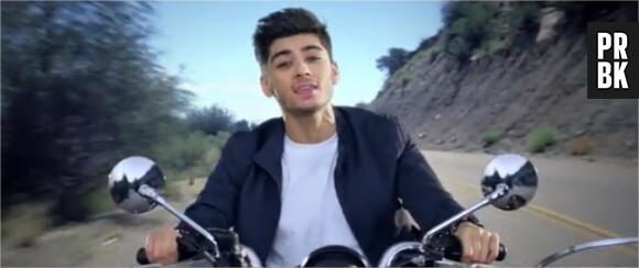 Zayn au volant d'une moto pour le clip de Kiss You