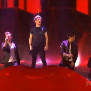 One Direction : leur perf&#039; de folie sur le plateau de X Factor ! (VIDEO)