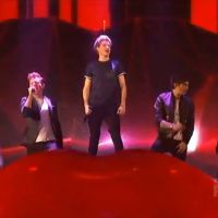 One Direction : leur perf&#039; de folie sur le plateau de X Factor ! (VIDEO)