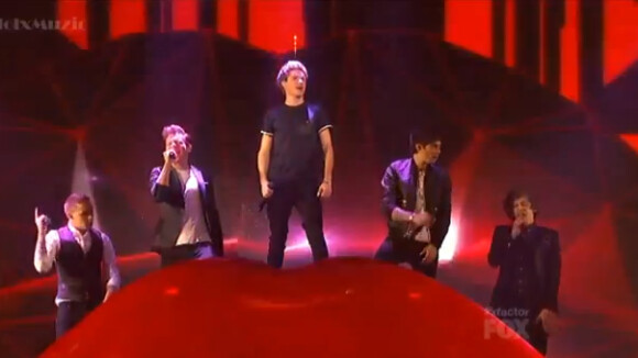 One Direction : leur perf' de folie sur le plateau de X Factor ! (VIDEO)