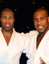 Teddy Riner face à une statue "beau gosse" du musée Grévin