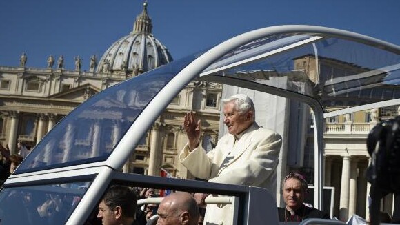 Benoît XVI : A quoi ressemblera la nouvelle vie du pape mal-aimé ?