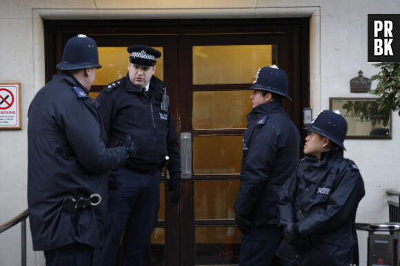 Des policiers font la sécurité devant l'hôpital où a été admise la Reine.