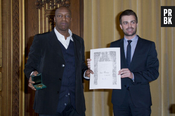 Oxmo Puccino, médaillé par l'adjoint au maire à la culture de la Ville de Paris le 12 mars 2013