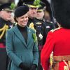 Kate Middleton, prise d'un fou rire pendant la cérémonie officielle de la Saint Patrick le 17 mars 2013 à Londres